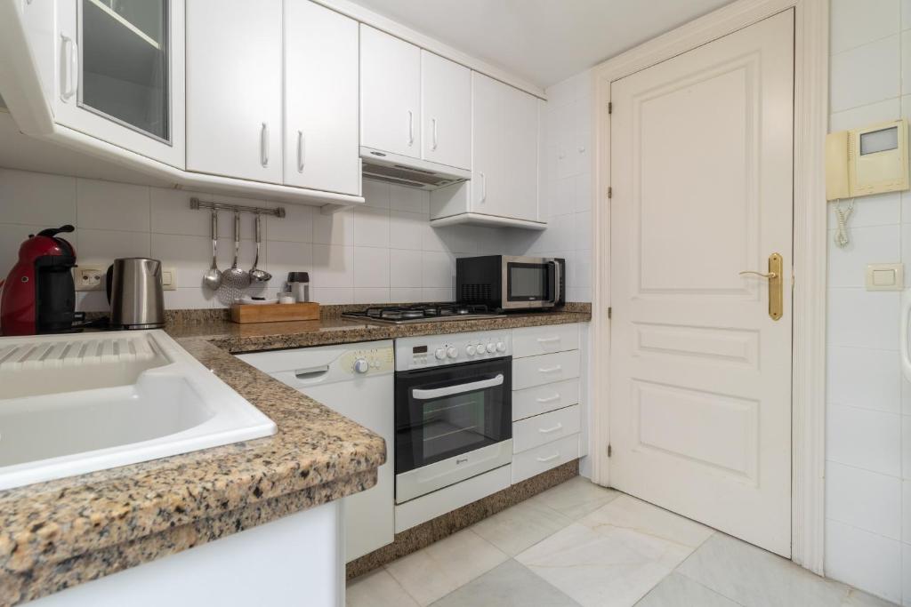 A kitchen or kitchenette at Cordoba COol Vailima