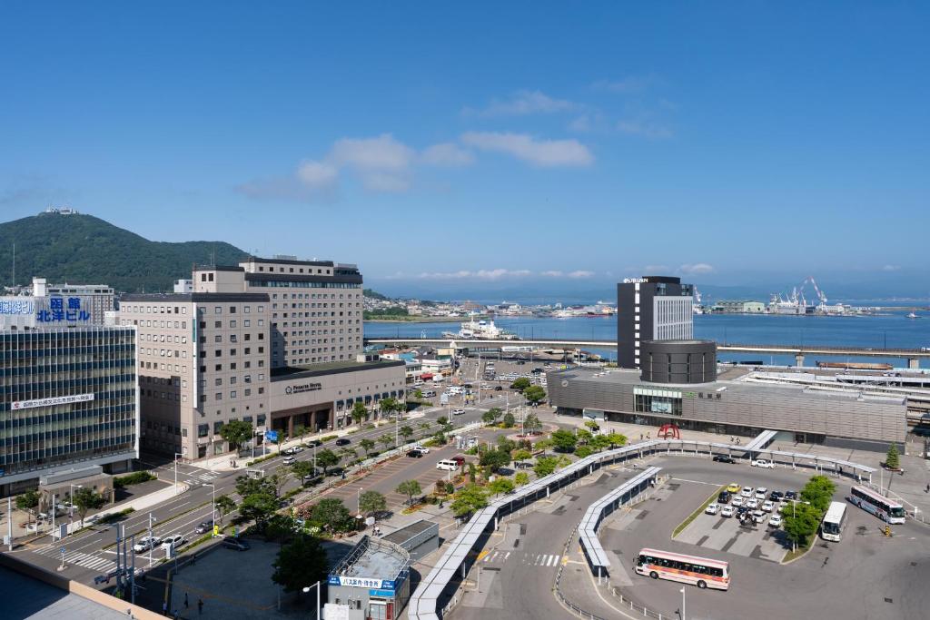 Una vista aérea de una ciudad con edificios y una calle. en Premier Hotel - CABIN PRESIDENT - Hakodate, en Hakodate