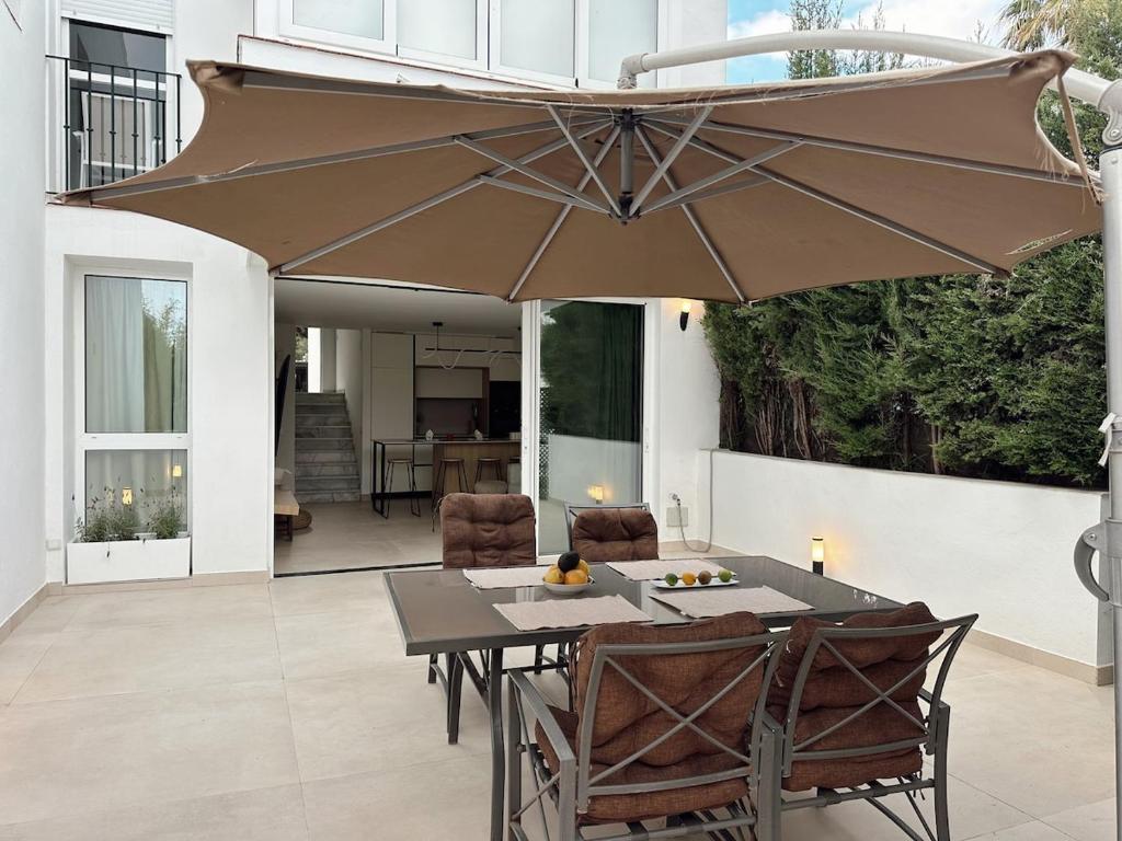 Marbella Hideaway BBQ, POOL & Best walking distance Beaches