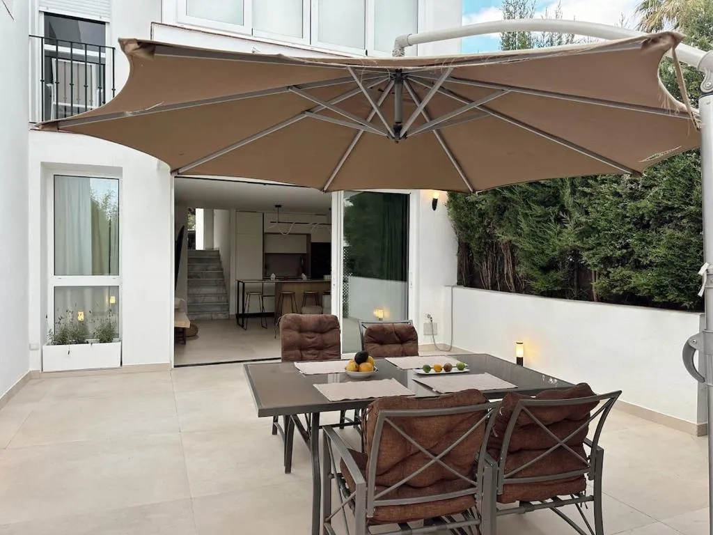 Marbella Hideaway BBQ, POOL & Best walking distance Beaches