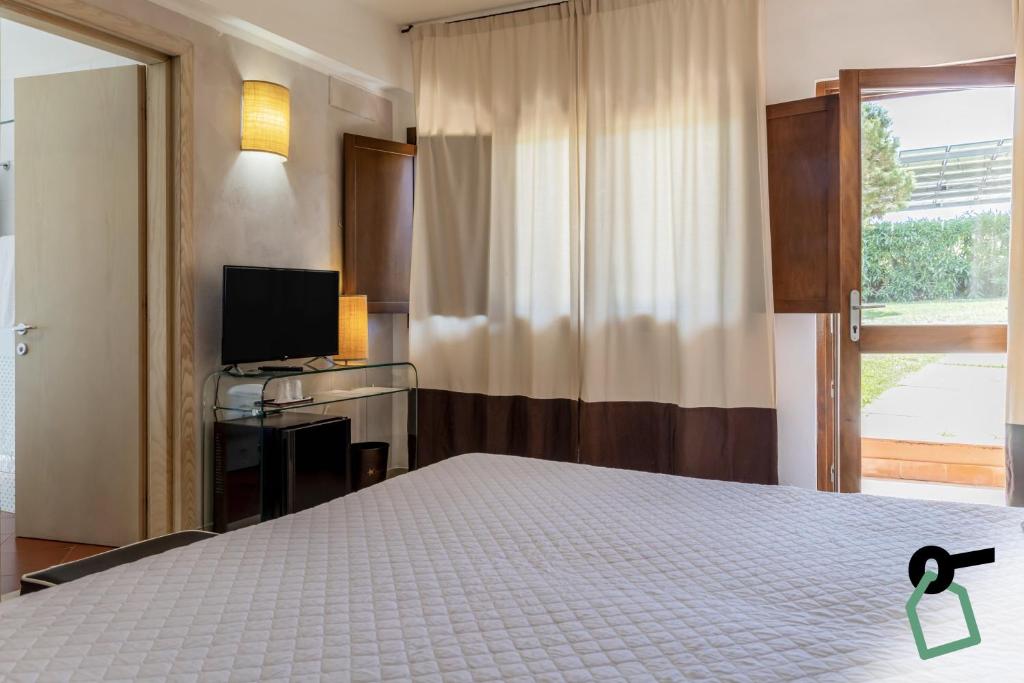 TV a/nebo společenská místnost v ubytování HOTIDAY Room Collection - Stintino