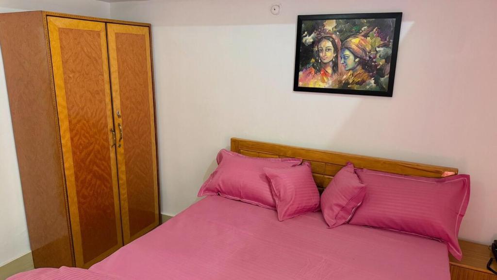 Postel nebo postele na pokoji v ubytování Luxury 4BHK Bunglow in Posh Colony