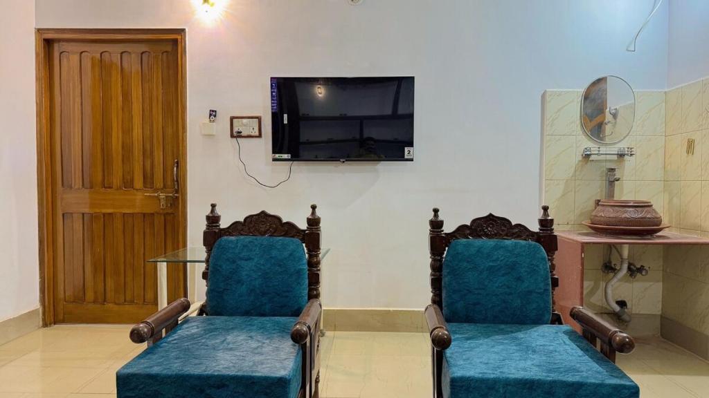 TV a/nebo společenská místnost v ubytování Luxury 4BHK Bunglow in Posh Colony