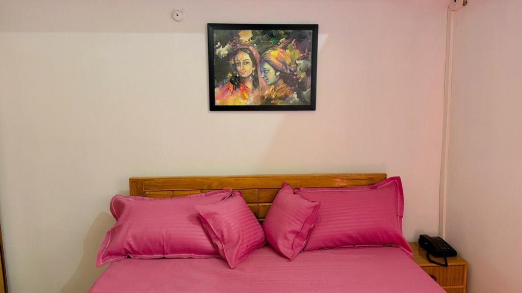 Postel nebo postele na pokoji v ubytování Luxury 4BHK Bunglow in Posh Colony