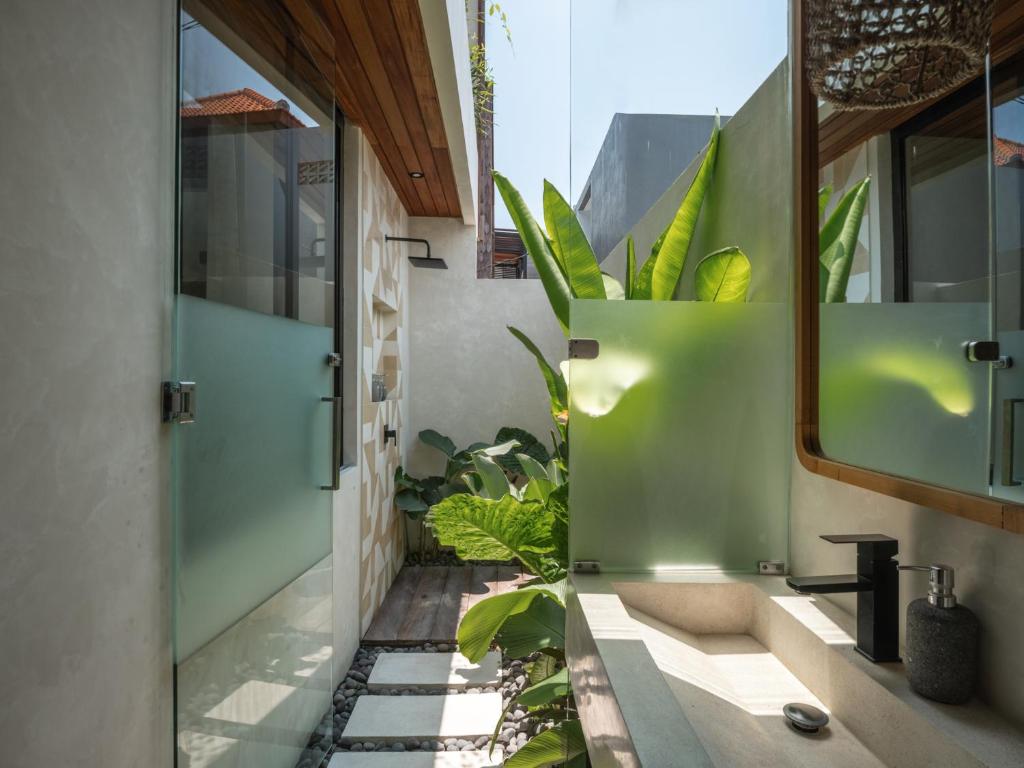 Kebun di luar Blacksand Villas Echo Beach, Canggu