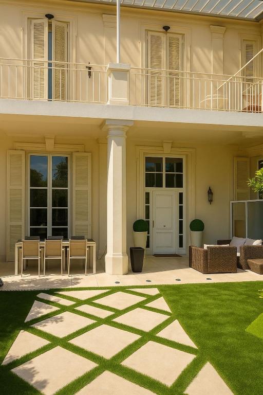 une maison avec une terrasse et une pelouse dans l'établissement Villa carré des musiciens, à Cannes