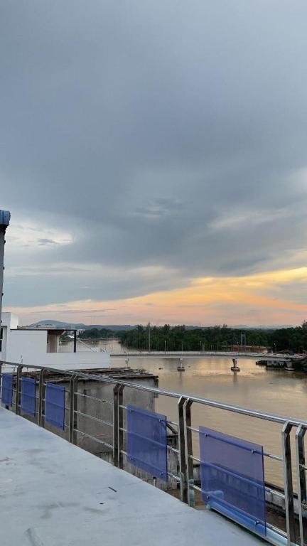 Výhled na řeku, která protéká v blízkosti hostelu