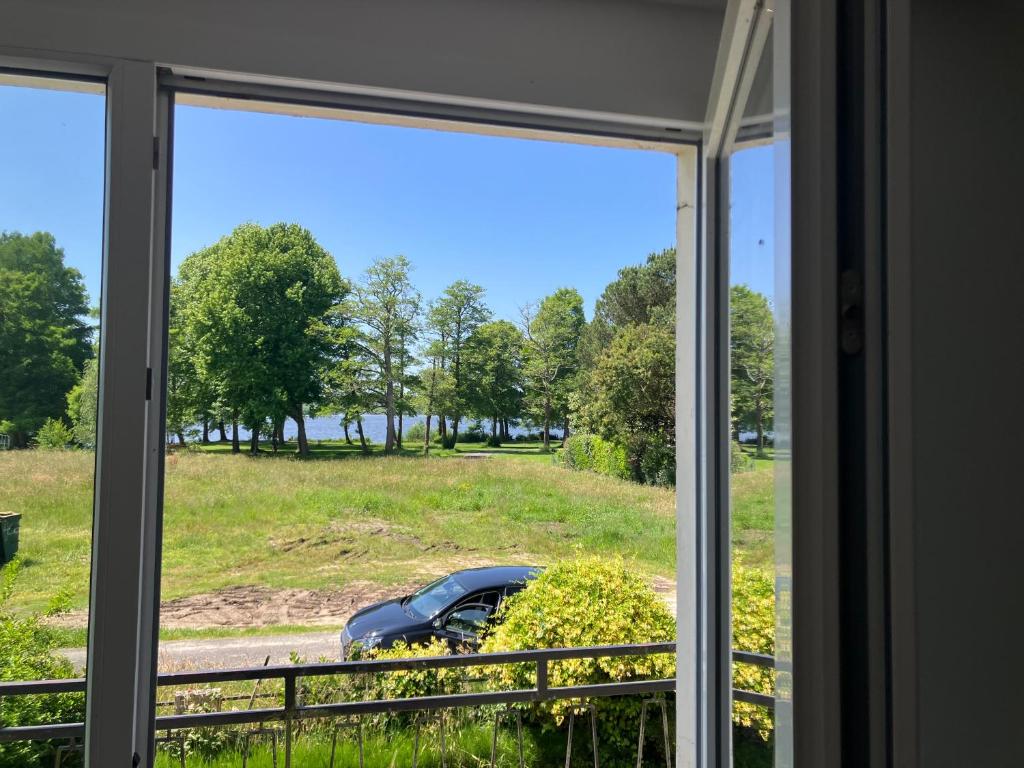 - une vue sur une voiture garée dans un champ dans l'établissement Gîte Espinasse, à Soustons