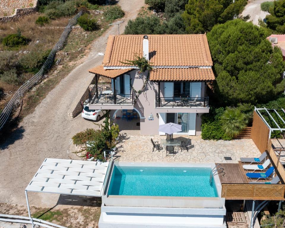 Bazén v ubytovaní Coastal Paradise Found - Komis' Private Pool Retreat alebo v jeho blízkosti