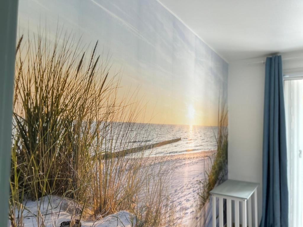 Cette chambre est ornée d'une fresque murale représentant une plage. dans l'établissement 1 chambre dans appartement 2 chambres proche mer, centre-ville et commerces, à Bastia