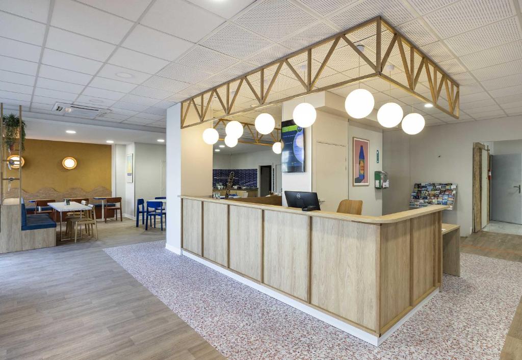 TV a/nebo společenská místnost v ubytování B&B HOTEL Perpignan Centre