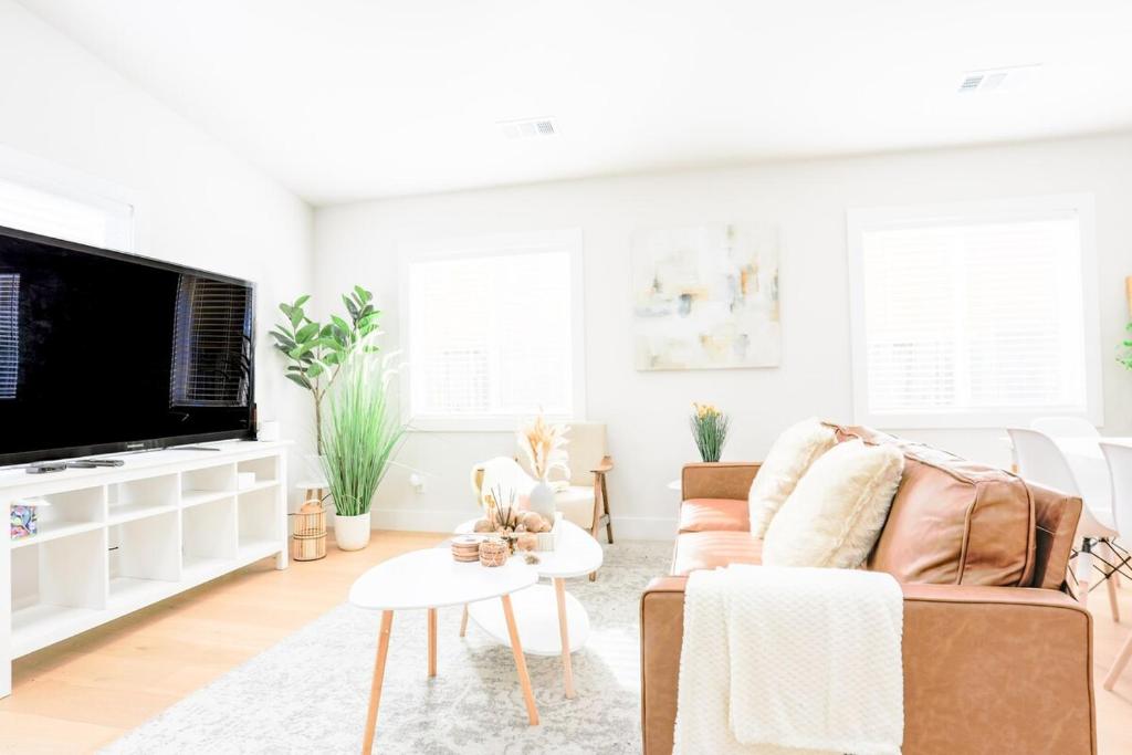 ein Wohnzimmer mit Couch und Fernseher in der Unterkunft New Build House Laundry Kitchen Airconditation in Sunnyvale