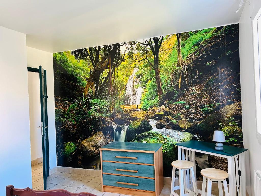 Cette chambre est dotée d'une fresque murale représentant une cascade. dans l'établissement 2ème chambre dans appartement 2 chambres proche mer, centre-ville et commerces, à Bastia