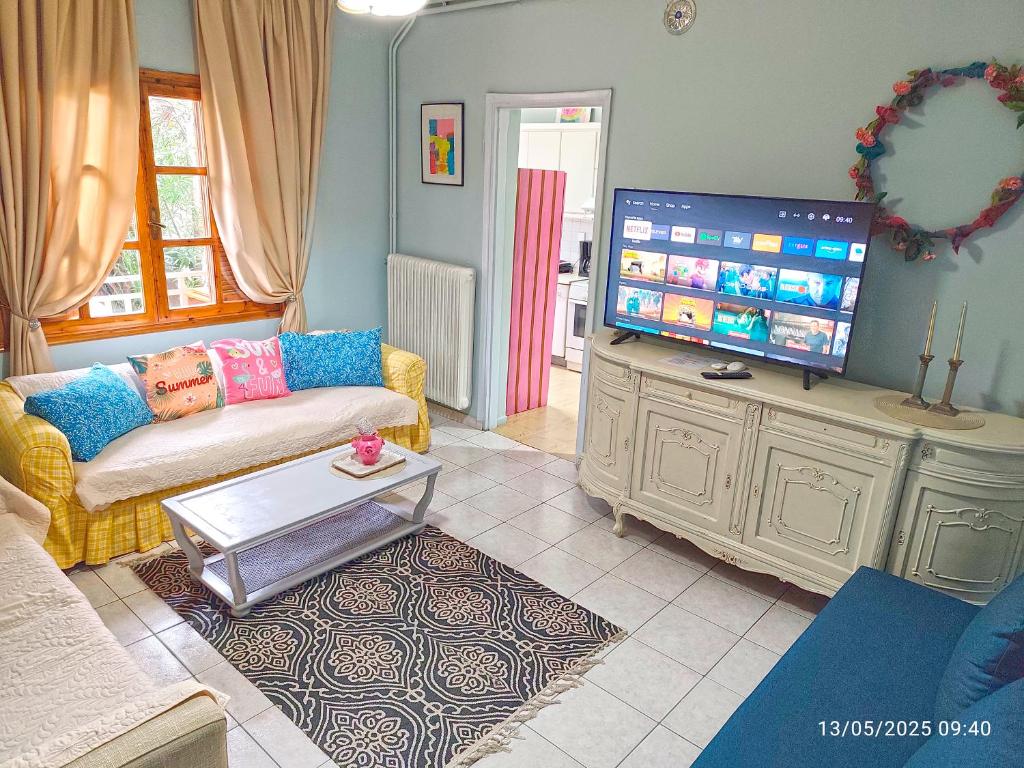 Telewizja i/lub zestaw kina domowego w obiekcie Garden House Katerini