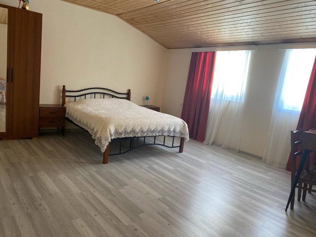 Llit o llits en una habitació de Cozy Qorte