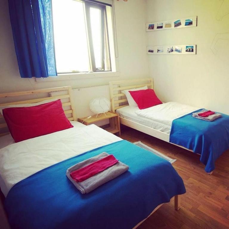 Postel nebo postele na pokoji v ubytování Dynjandi Guesthouse