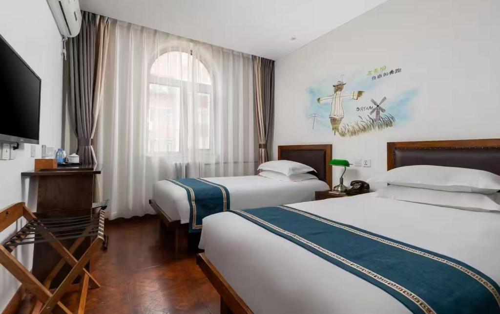Postel nebo postele na pokoji v ubytování Nostalgia Hotel Beijing Guozijian Ghost Street - Near Beijing Lama Temple, Beihai Park, Jingshan Park, Drum Tower, Houhai Bar Street, Tian'anmen Square, Located in Beijing traditional Hutongs, 5 minutes away from Beixinqiao Metro Station