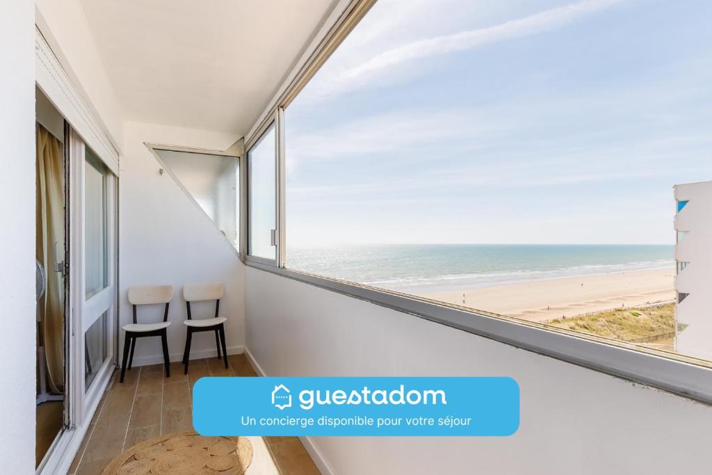Cette chambre offre une vue sur la plage. dans l'établissement L'Océanide - Vue mer - Parking, à Saint-Hilaire-de-Riez