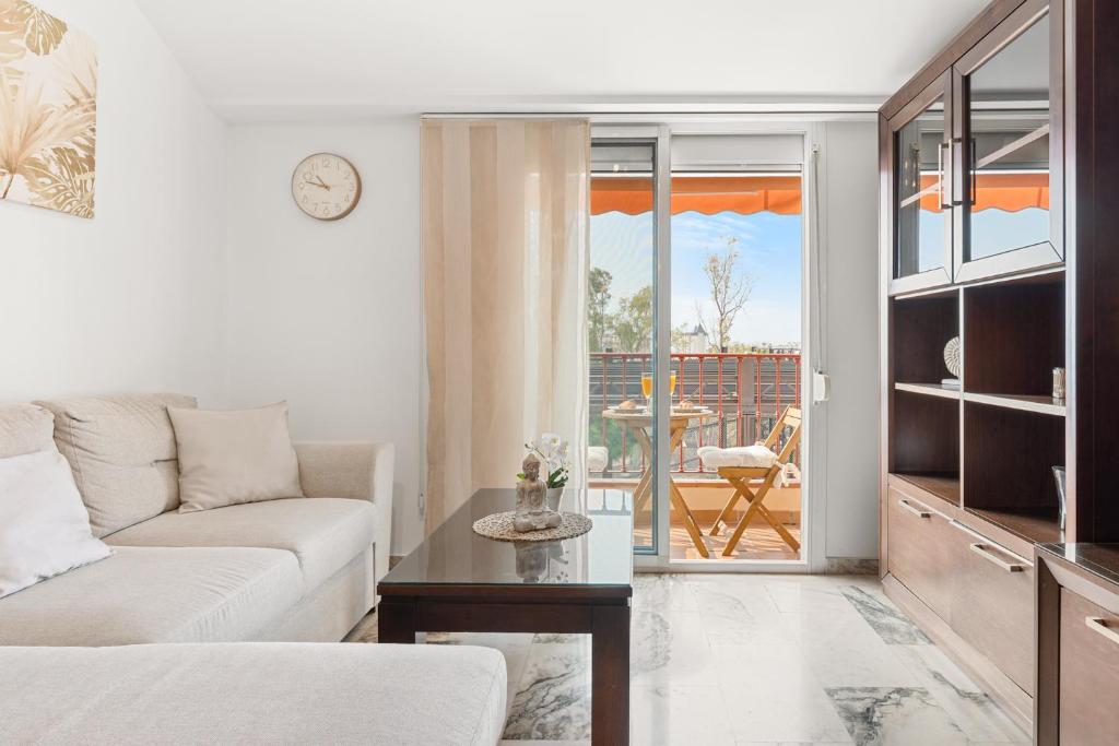 フエンヒロラにあるTop Floor Fuengirola Park Apartmentのソファとテーブルのあるリビングルーム