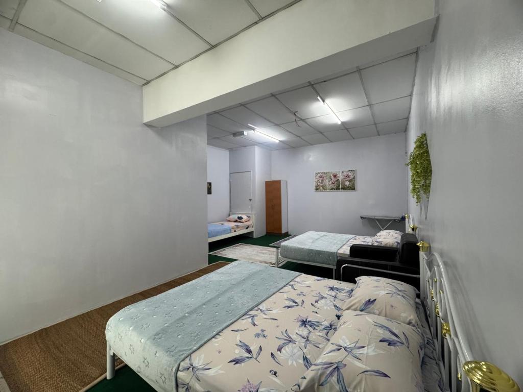 Postel nebo postele na pokoji v ubytování J&J Roomstay