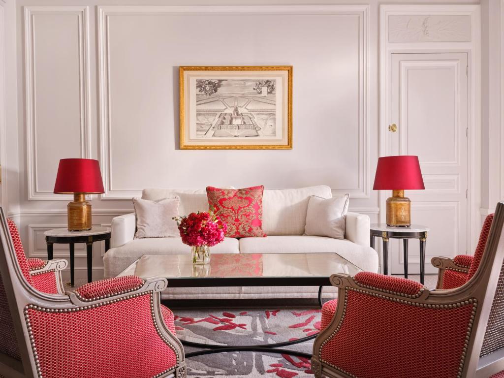 Posezení v ubytování Hôtel Plaza Athénée - Dorchester Collection