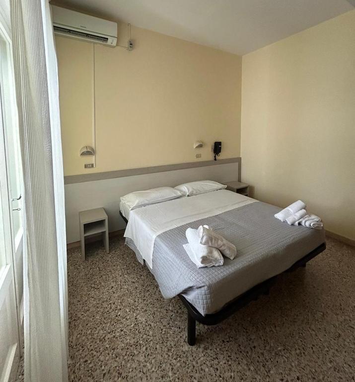 Postel nebo postele na pokoji v ubytování Hotel Ines