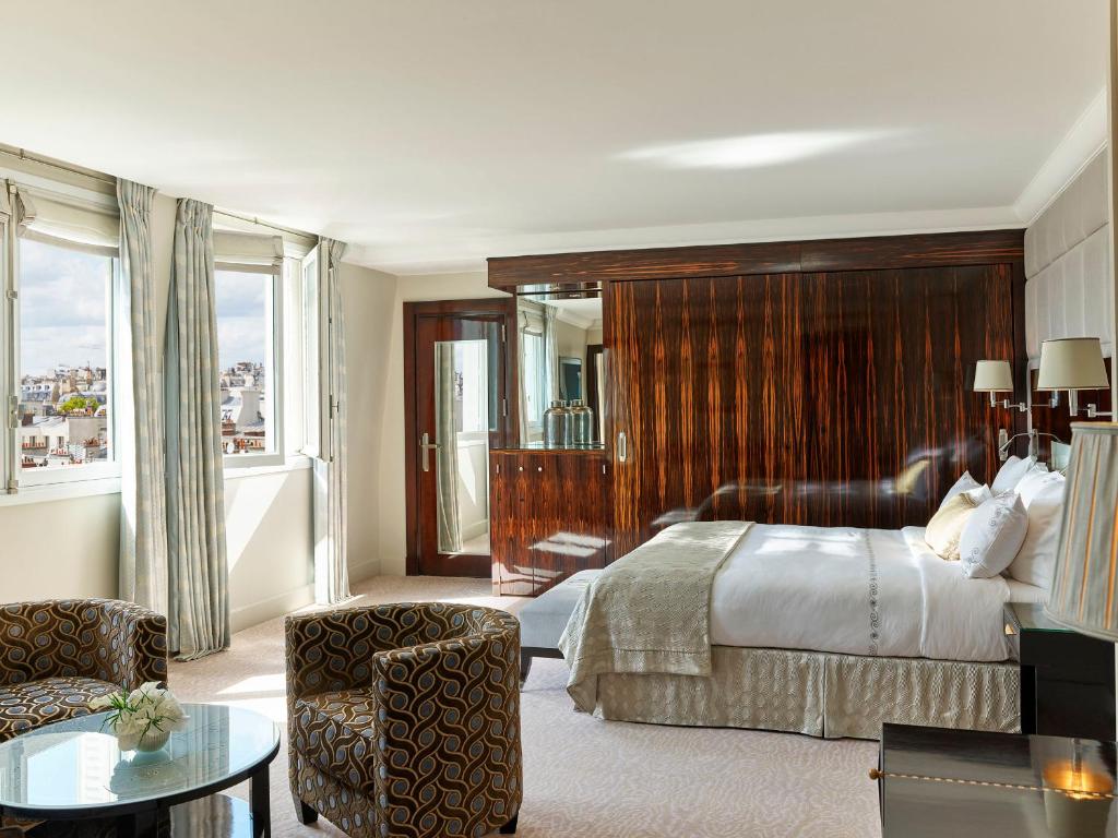 Postel nebo postele na pokoji v ubytování Hôtel Plaza Athénée - Dorchester Collection