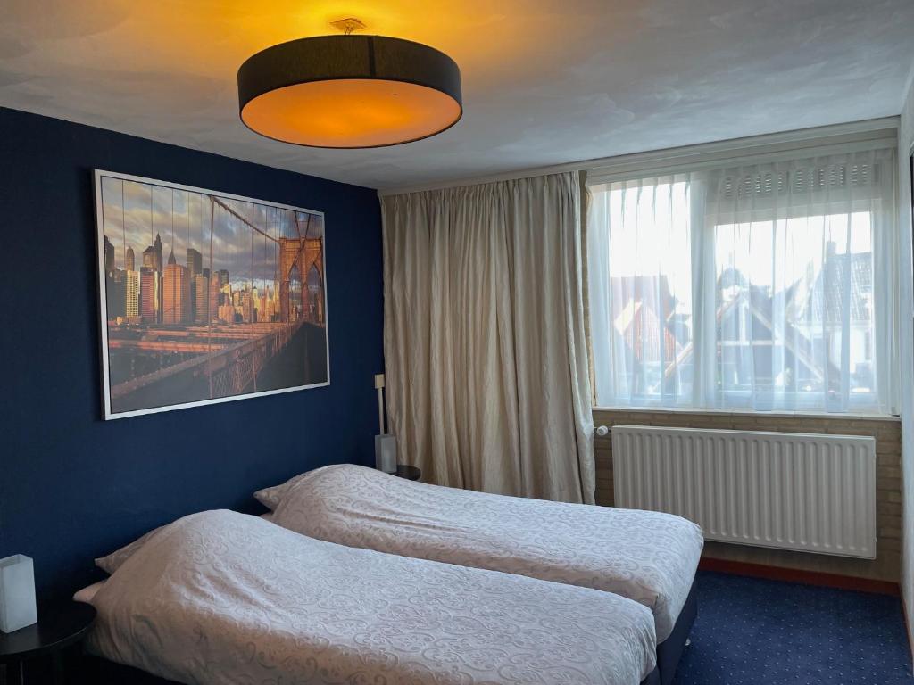 Voodi või voodid majutusasutuse Hotel DeWaag Makkum toas