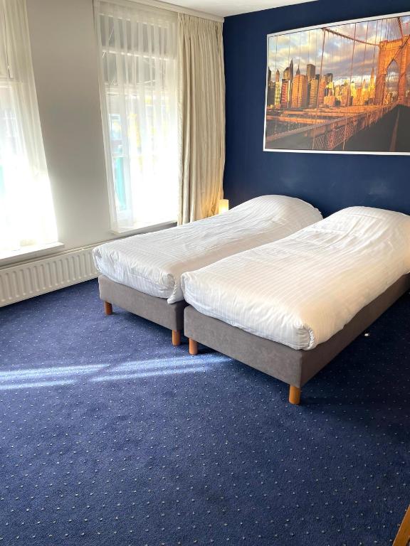Voodi või voodid majutusasutuse Hotel DeWaag Makkum toas