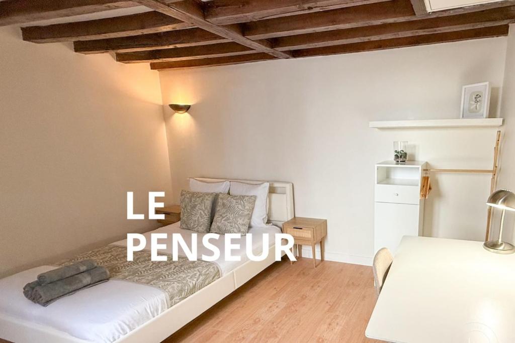une chambre avec un lit blanc et une table dans l'établissement Le Penseur - Terrasse et 1 chambre - 38m2, à Orléans