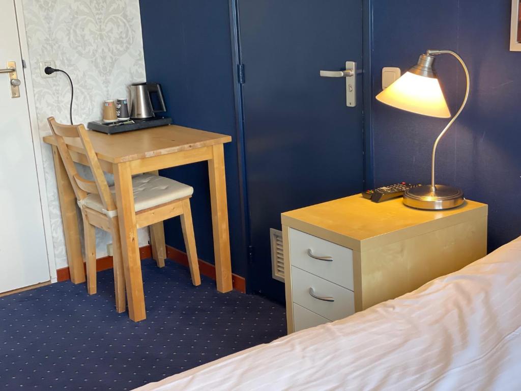 Voodi või voodid majutusasutuse Hotel DeWaag Makkum toas