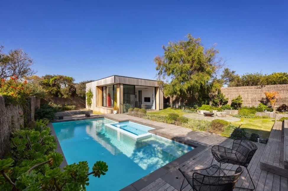 Quay-Walk to beach Gas Heated Pool, Spa, Trampoline في بليرغوري: حمام سباحة في الفناء الخلفي للمنزل