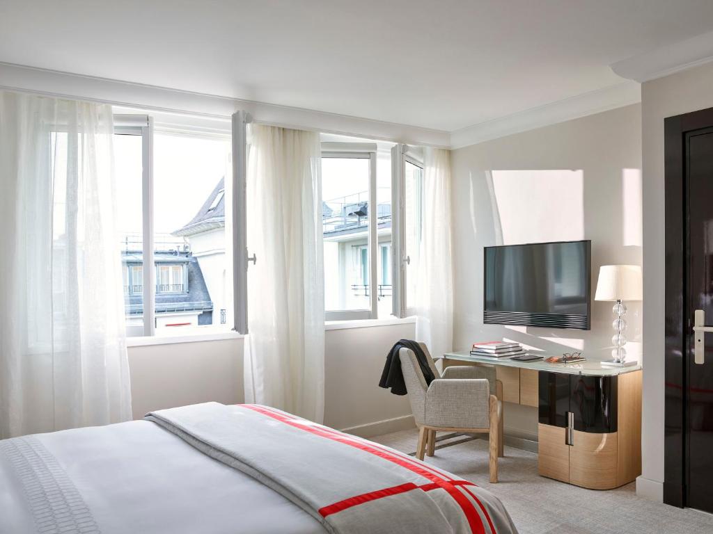 TV a/nebo společenská místnost v ubytování Hôtel Plaza Athénée - Dorchester Collection