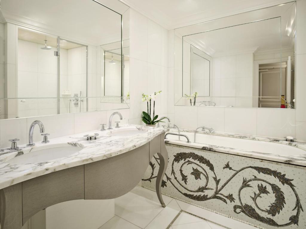 Hôtel Plaza Athénée - Dorchester Collection - Resim 29