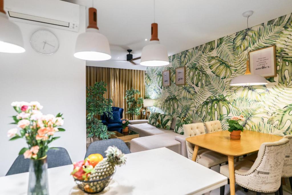 une salle à manger avec des plantes sur le mur dans l'établissement Lux 2Bdr Cassia Laguna With Own Large Terrace, à Laguna Phuket