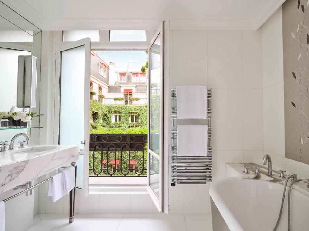Koupelna v ubytování Hôtel Plaza Athénée - Dorchester Collection