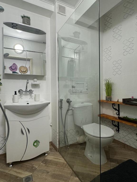 Koupelna v ubytování The Master and Margarita Apartment, Майстора и Маргарита 2