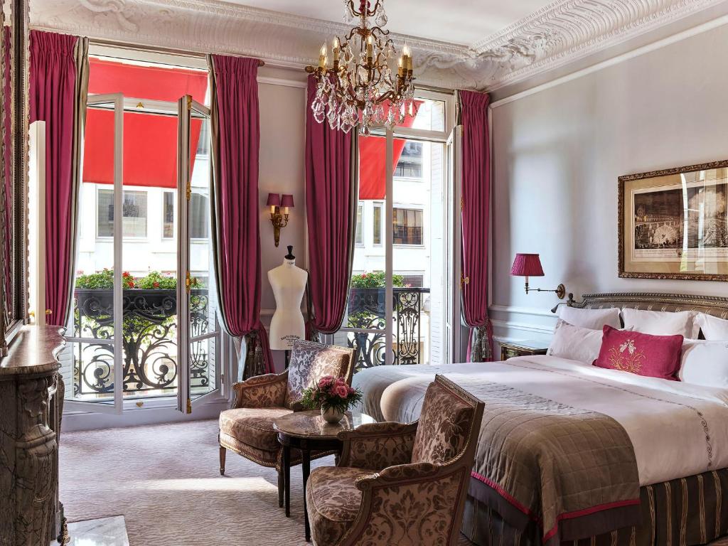 Postel nebo postele na pokoji v ubytování Hôtel Plaza Athénée - Dorchester Collection
