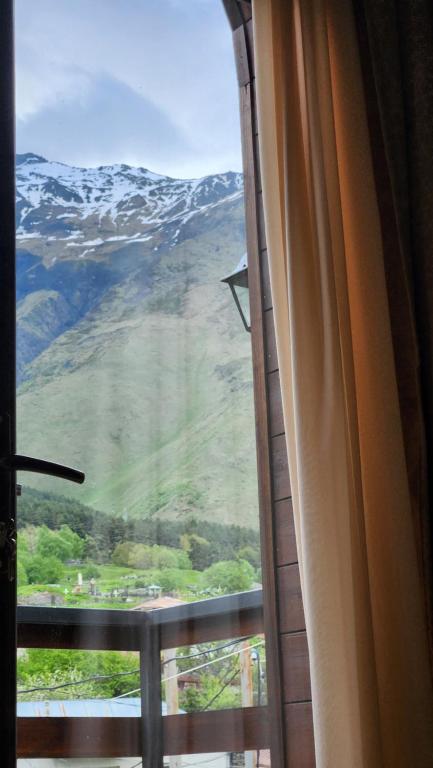 Nespecifikovaný výhled na hory nebo výhled na hory při pohledu z hotelu