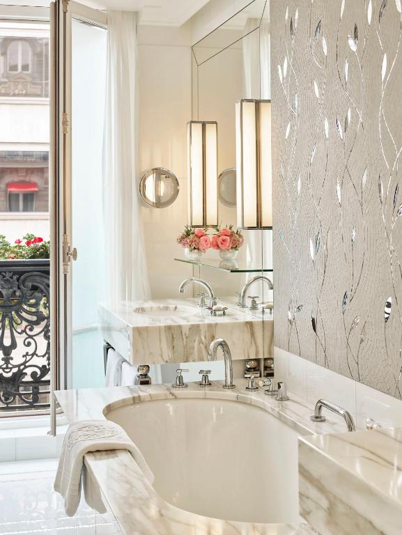 Hôtel Plaza Athénée - Dorchester Collection - Resim 42