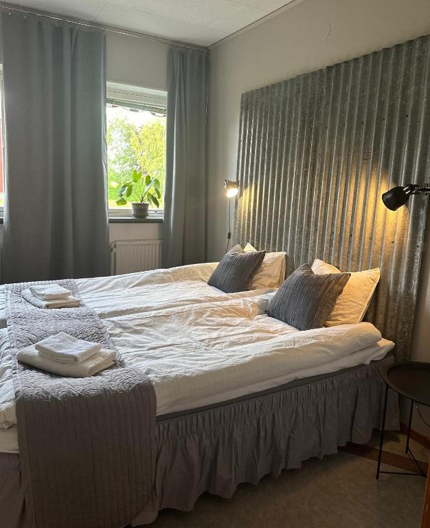 Postel nebo postele na pokoji v ubytování Målkullorna Hostel