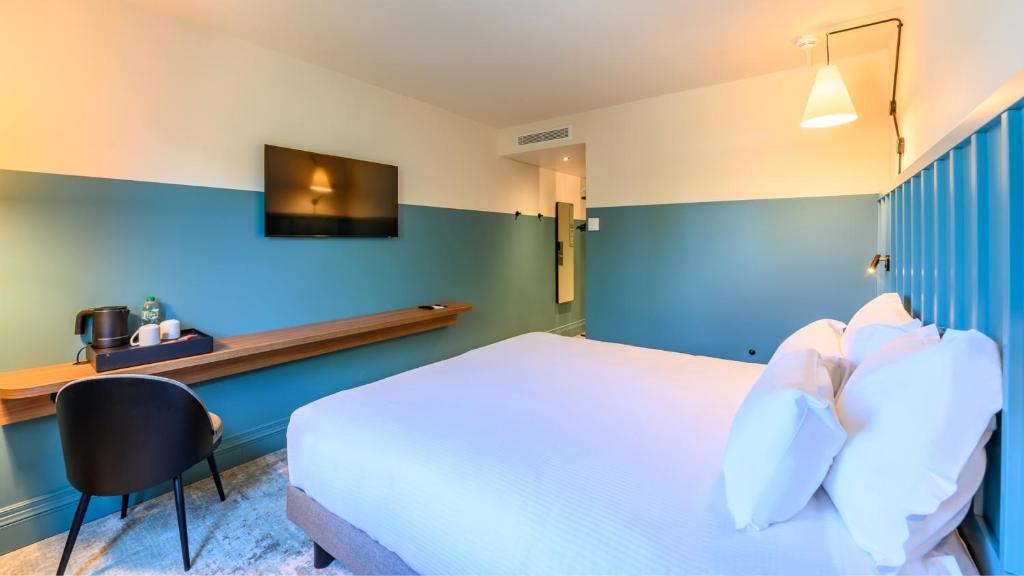 Postel nebo postele na pokoji v ubytování Kyriad Prestige Compiègne