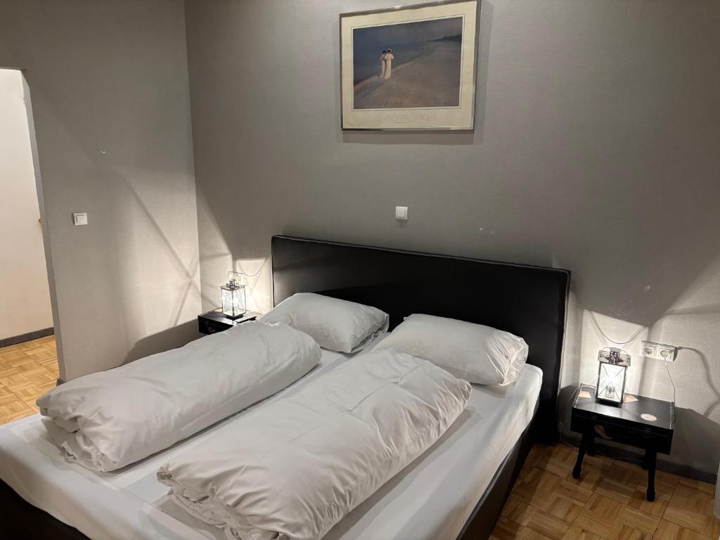 Una cama o camas en una habitación de Carlton Suites