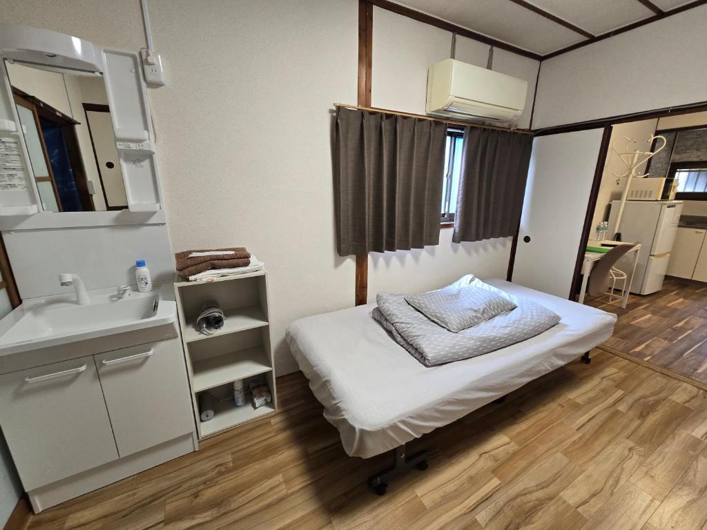 TSUBAME 101 staying private home房間的床