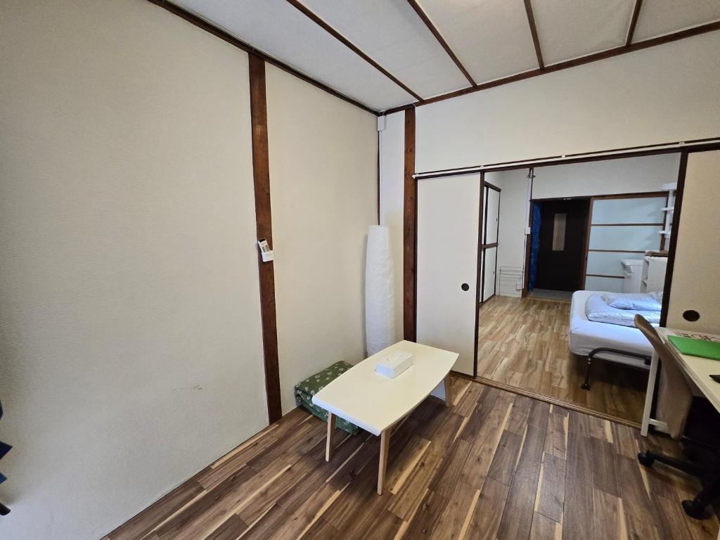 TSUBAME 101 staying private home房間的床
