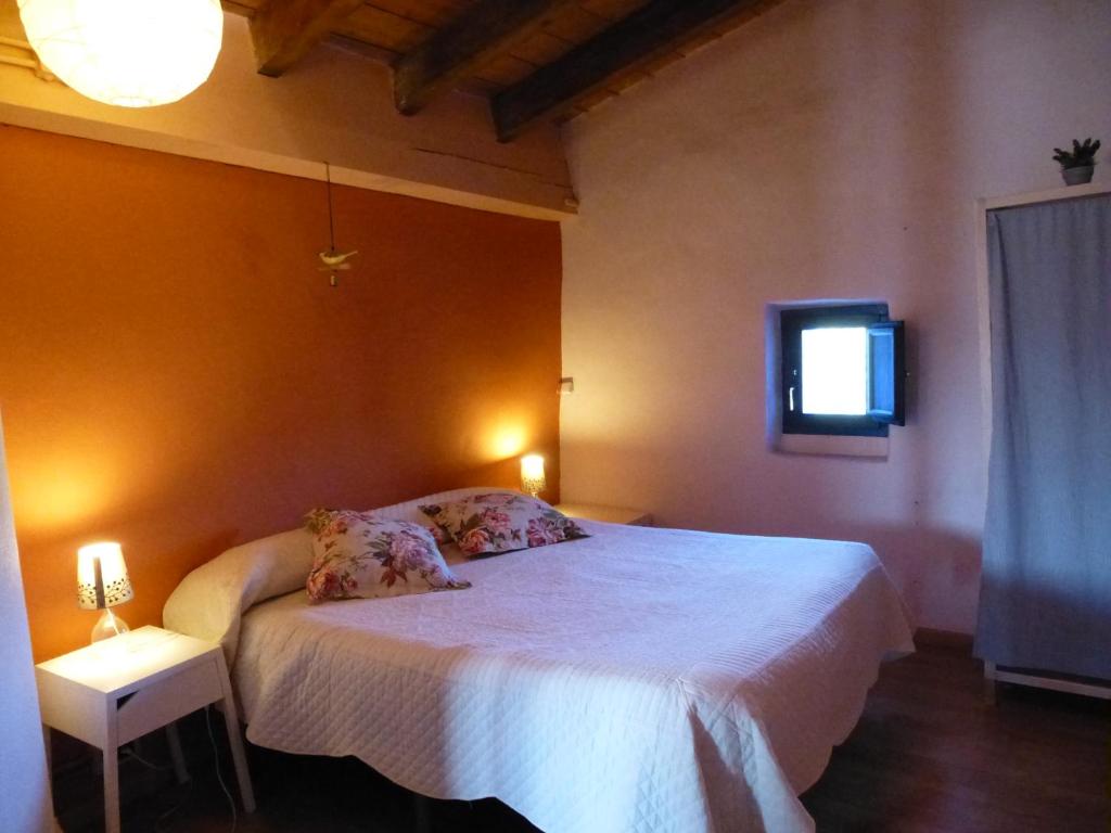 A bed or beds in a room at Can Fiol Masia