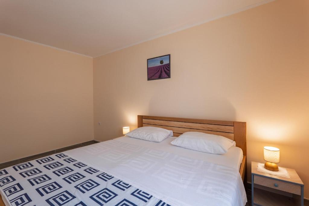 Postel nebo postele na pokoji v ubytování Apartments Kulji
