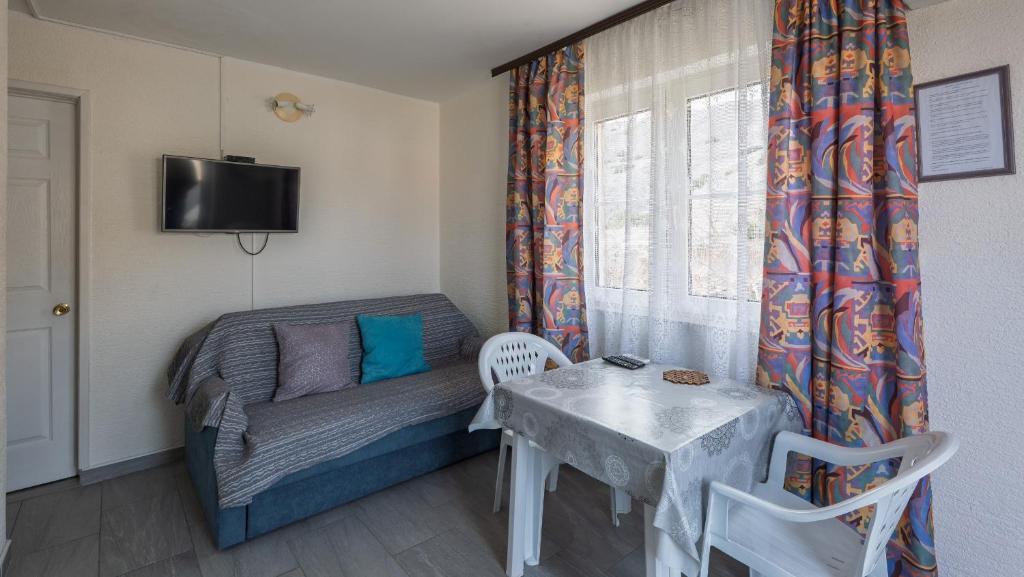 TV a/nebo společenská místnost v ubytování Apartments Kulji