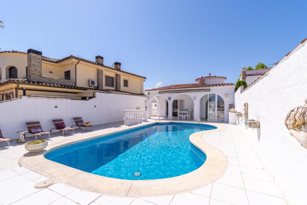 Apart-rent Villa Llobregat 0100 al canal con piscina y amarre