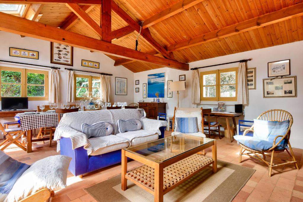 TV a/nebo společenská místnost v ubytování Maison pour 6 adultes 4 enfants à 100m de la plage